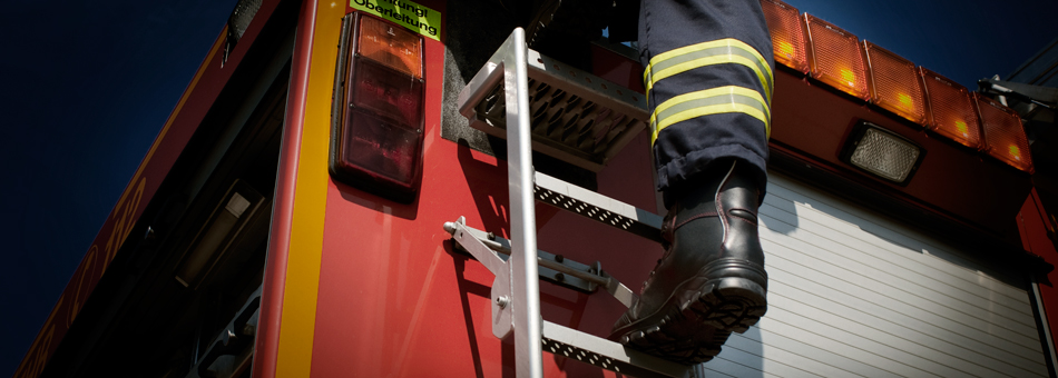 VÃ¶lkl Feuerwehrstiefel Primus 21 geben den Feuerwehrleuten der Dresdner Feuerwehr festen Halt.